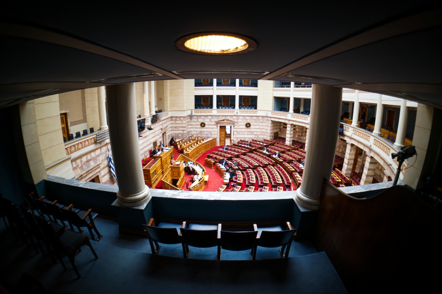 Βουλή: Ένταση με το «καλημέρα» για την παραπομπή Καραμανλή