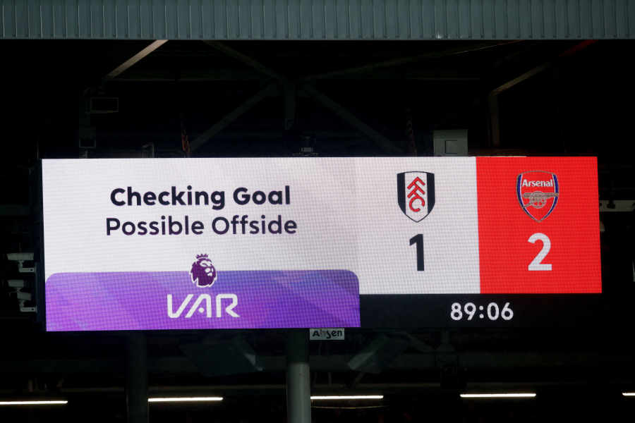 «Επανάσταση» στο VAR, από το Άρσεναλ – Νιούκαστλ: Πώς ο διαιτητής θα ανακοινώνει τις αποφάσεις στον κόσμο