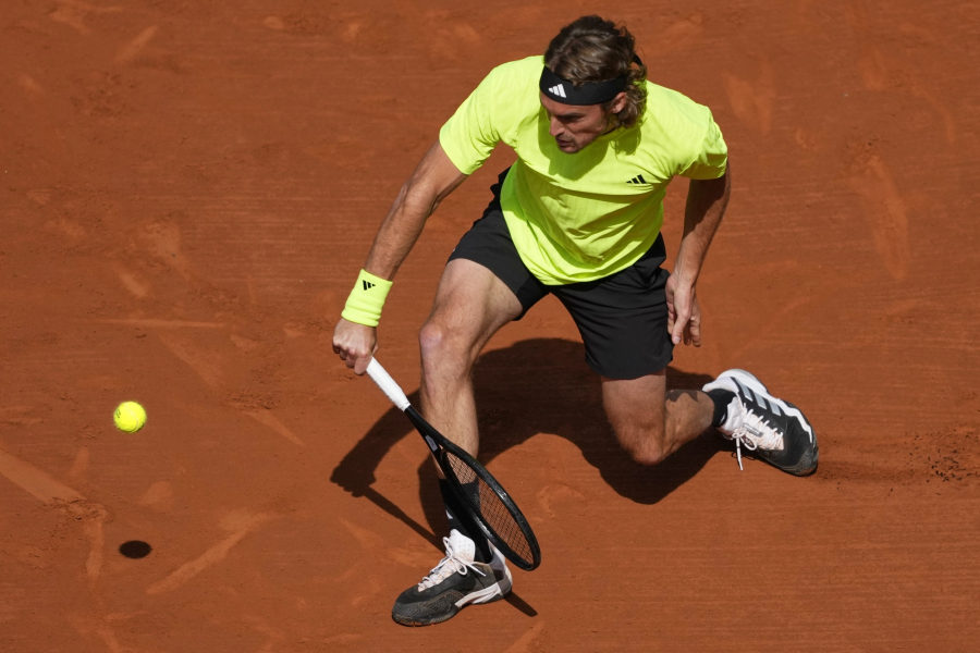 Βαρκελώνη: Πρόβλημα για τον Τσιτσιπά, εγκατέλειψε νωρίς το ματς στα προημιτελικά (Βίντεο)