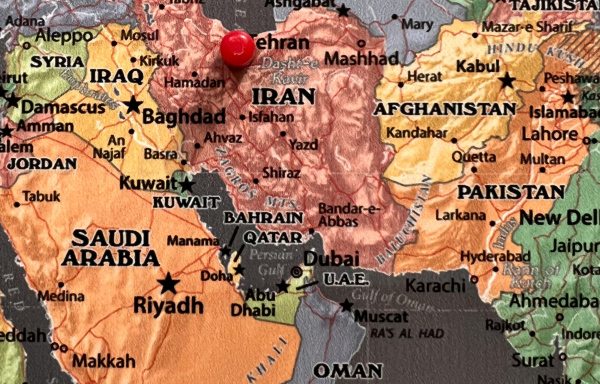 Τι θα γίνει με τα Στενά του Ορμούζ; Πρέπει να αποκατασταθεί το πέρασμα «το συντομότερο δυνατόν»