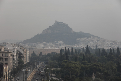 Ορατότης μηδέν στην Αθήνα - Πυκνό σύννεφο καπνού σκεπάζει το λεκανοπέδιο (εικόνες)