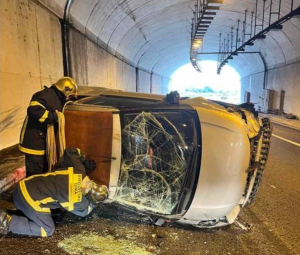 Πηγή Δεβετζή: Τροχαίο στην Εγνατία Οδό - Τούμπαρε το αμάξι της μέσα σε τούνελ (Εικόνες - Βίντεο)