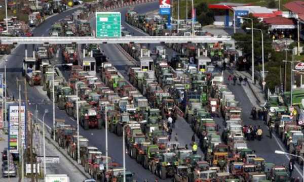 Κινητοποιήσεις αγροτών με διαμαρτυρία στη ΔΟΥ Ηρακλείου