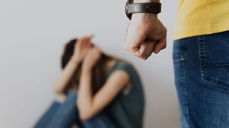 Νέα Μάκρη: Ξυλοκόπησε τη σύζυγό του και ταμπουρώθηκε στο σπίτι