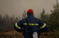Στα «κάγκελα» οι εποχικοί πυροσβέστες: Στην πρώτη γραμμή της μάχης αλλά εκτός προκηρύξεων (βίντεο)
