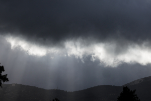 Κολυδάς για καιρό Πρωταπριλιάς: Τα κόντρα προγνωστικά για βροχές και κατακόρυφη πτώση της θερμοκρασίας