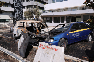 Eμπρηστική επίθεση σε τρία αυτοκίνητα της Περιφέρειας Αττικής – «Δεν φοβόμαστε απαντά ο Χαρδαλιάς»