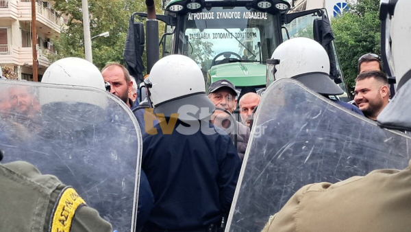 Ένταση στη Λιβαδειά: Συγκρούσεις αγροτών με αστυνομικούς (Βίντεο)