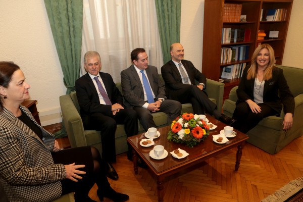 Ελάφρυνση χρέους και μείωση των πλεονασμάτων, ζήτησε η Γεννηματά από τον Μοσκοβισί