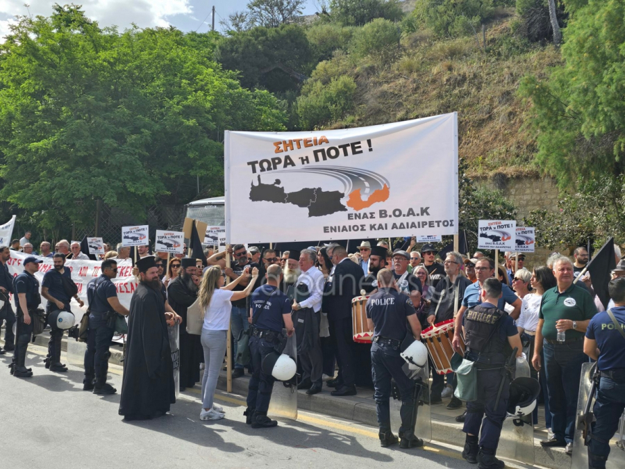 «ΒΟΑΚ - Τα δικά μας Τέμπη»: Με μαύρες σημαίες υποδέχτηκαν τον Μητσοτάκη στην Κρήτη (Βίντεο)