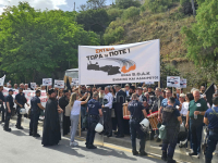 «ΒΟΑΚ - Τα δικά μας Τέμπη»: Με μαύρες σημαίες υποδέχτηκαν τον Μητσοτάκη στην Κρήτη (Βίντεο)