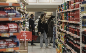 Στο τραπέζι κουπόνι 100 ευρώ για την αντιμετώπιση της ακρίβειας, οι δικαιούχοι