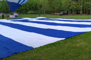 Η μεγαλύτερη ελληνική σημαία στον κόσμο υψώθηκε πάνω από τη λίμνη Πλαστήρα (βίντεο)