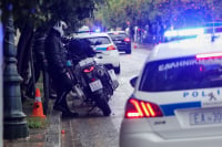 Θεσσαλονίκη: Συνελήφθη ο σύζυγος για τη γυναικοκτονία στη Νέα Μάδυτο - Φορούσε μακρύ μπουφάν με κουκούλα