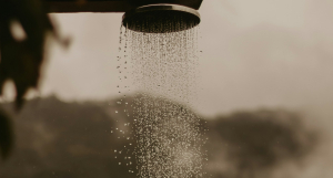 Η ψυχολογία λέει ότι όσοι επιλέγουν να κάνουν ντους το βράδυ αντί για το πρωί έχουν μεγαλύτερη ανάγκη να αποφορτιστούν από την ένταση της ημέρας