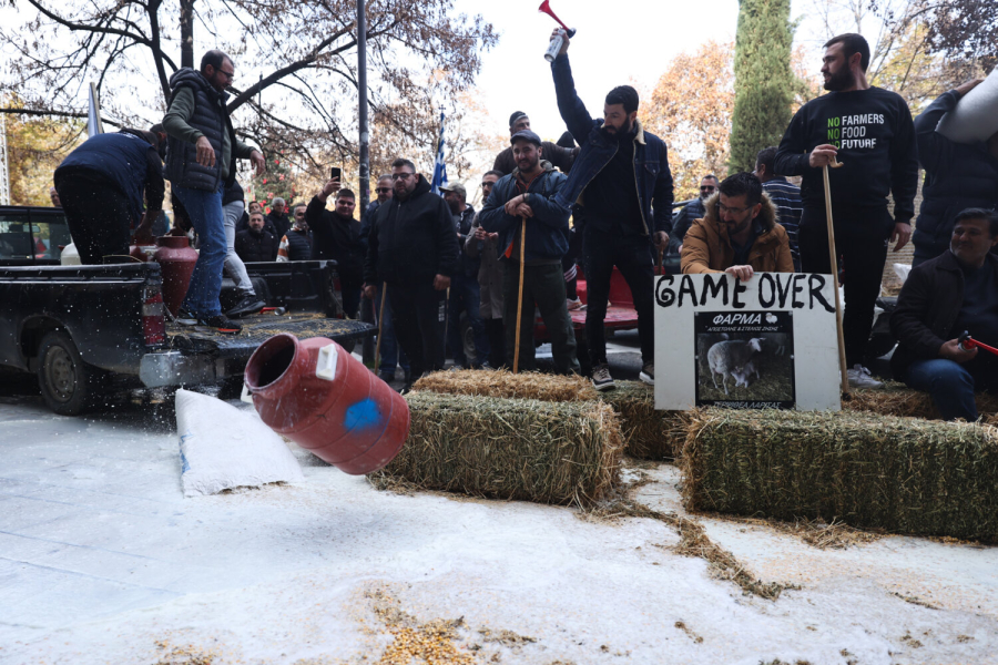 Λάρισα: Αγανακτισμένοι κτηνοτρόφοι έχυσαν γάλα και ζωοτροφές στο Δικαστικό Μέγαρο (βίντεο και εικόνες)