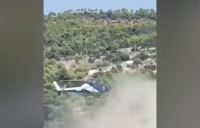 Σπέτσες: Ελικόπτερο προσγειώθηκε σε παραλία σηκώνοντας σύννεφο σκόνης (βίντεο)