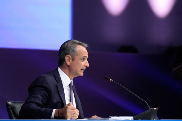 Το Μαξίμου κάνει «ταμείο» και πετάει το... γάντι σε δελφίνους και συμφέροντα