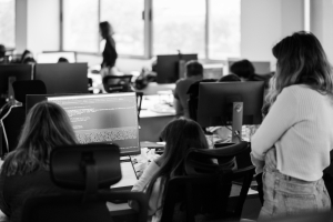 Τι έκλεψαν από τη Skroutz Last Mile: Ονοματεπώνυμα, διευθύνσεις και τηλέφωνα στα χέρια απατεώνων