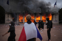 Τι πυροδότησε τις σφοδρές διαμαρτυρίες στη Γαλλία, οι φλόγες εξαπλώνονται σε όλη την Ευρώπη