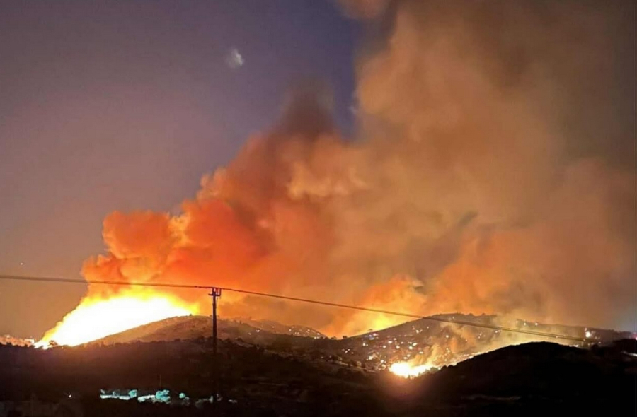 Ανεξέλεγκτη η φωτιά στην Εύβοια - Στις αυλές σπιτιών οι φλόγες, εκκενώθηκε οικισμός (Βίντεο)