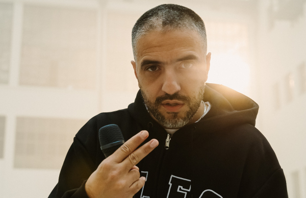 Δείτε το video clip του τραγουδιού «Σπασμένη Φλέβα» του ΛΕΞ - Συμμετέχει ο Βασίλης Μπισμπίκης