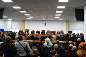 Ο Φλωρίδης και ο Άρειος Πάγος μέτρησαν τις καρέκλες - και τις βρήκαν αρκετές…