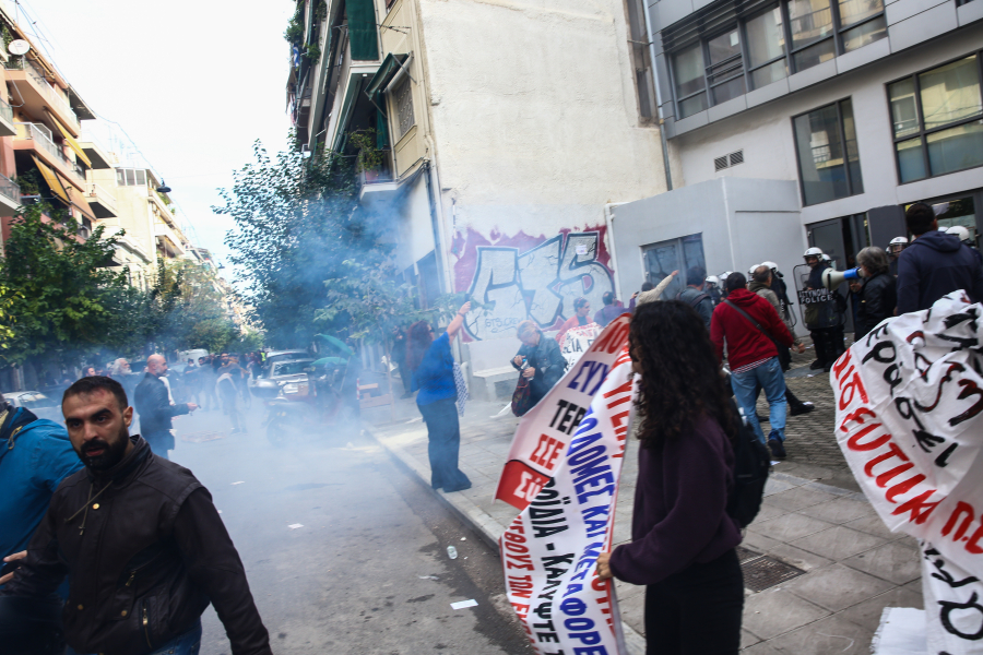 Μεταξουργείο: Με κρότου λάμψης και χημικά «έπνιξαν» την διαμαρτυρία για τις συγχωνεύσεις τάξεων (εικόνες)