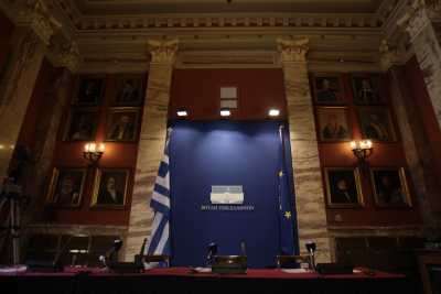 Υπάλληλος με πλαστό πτυχίο και ένας διπλοθεσίτης στο Κανάλι της Βουλής