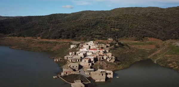 Αυτό είναι το χωριό - «φάντασμα» της Κρήτης που βυθίζεται (video)