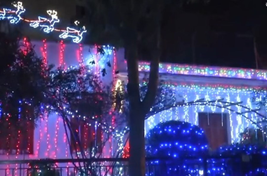 Αυτό είναι το πιο χριστουγεννιάτικο σπίτι - Βρίσκεται στο Χαλάνδρι και έχει 20.000 λαμπιόνια (Βίντεο)