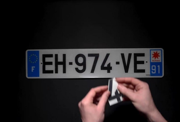 Το τρικ που κάνουν οδηγοί για να γίνονται «αόρατες« οι πινακίδες τους και να τρέχουν σαν τρελοί