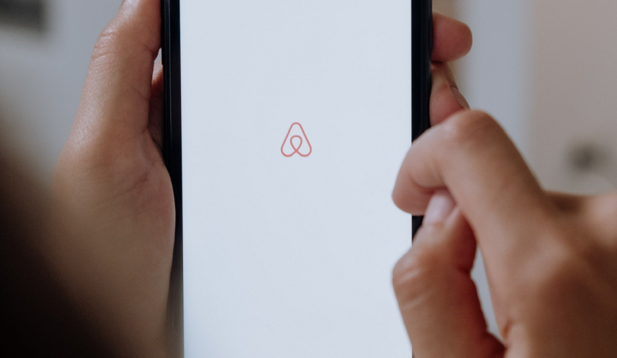 Τέλειωνουν τα πάρτι σε σπίτια της Airbnb -«Όσοι δεν συμμορφωθούν θα υποστούν τις συνέπειες»