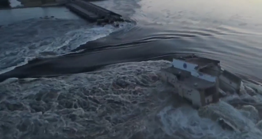 Σοκαριστικά βίντεο από την καταστροφή φράγματος και τον τεράστιο όγκο νερού που ρέει ανεξέλεγκτος στην Ουκρανία