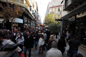 Ωράριο καταστημάτων Παραμονή Χριστουγέννων: Τι ώρα κλείνουν σήμερα μαγαζιά και σούπερ μάρκετ