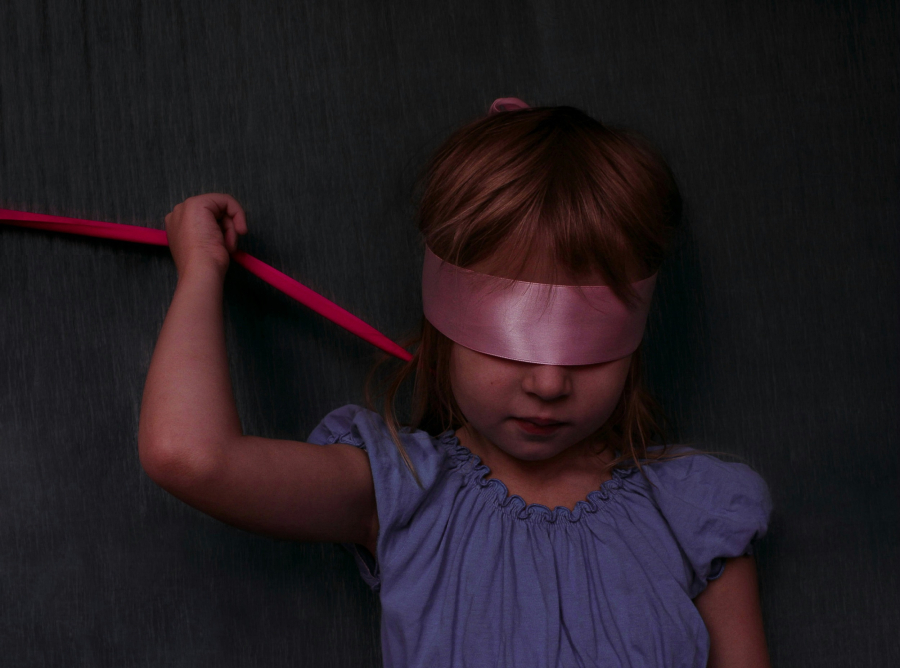 Παιδική κακοποίηση: Πώς η Ελλάδα «πνίγει» τις φωνές των παιδιών