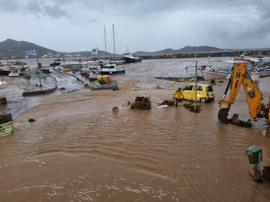Η κακοκαιρία «χτυπά» το ανατολικό Αιγαίο - Μετρούν τις πληγές τους οι Κυκλάδες, μαζικά 112 - Live η πορεία της