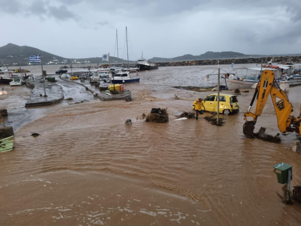 Η κακοκαιρία «χτυπά» το ανατολικό Αιγαίο - Μετρούν τις πληγές τους οι Κυκλάδες, μαζικά 112 - Live η πορεία της