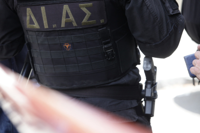 Είδε αστυνομικούς και επιχείρησε να βγάλει πιστόλι, επεισοδιακός έλεγχος σε νυχτερινό κέντρο της Αθήνας