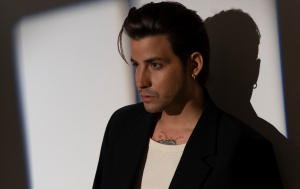 Ο Αναστάσιος Ράμμος παρουσιάζει το νέο του τραγούδι- «Φωτογραφίες»