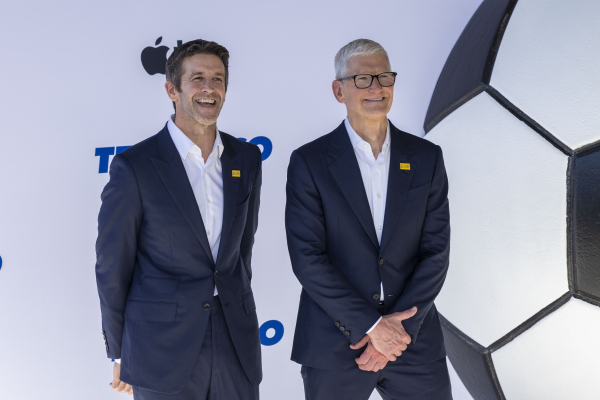 Νέα εποχή για την Apple: Ο Τζον Τέρνους διαδέχθηκε τον Τιμ Κουκ, ανέλαβε CEO