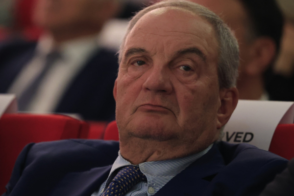 Στέλνει τα δικά του μηνύματα σε Μαξίμου και ...Ρούμπιο!