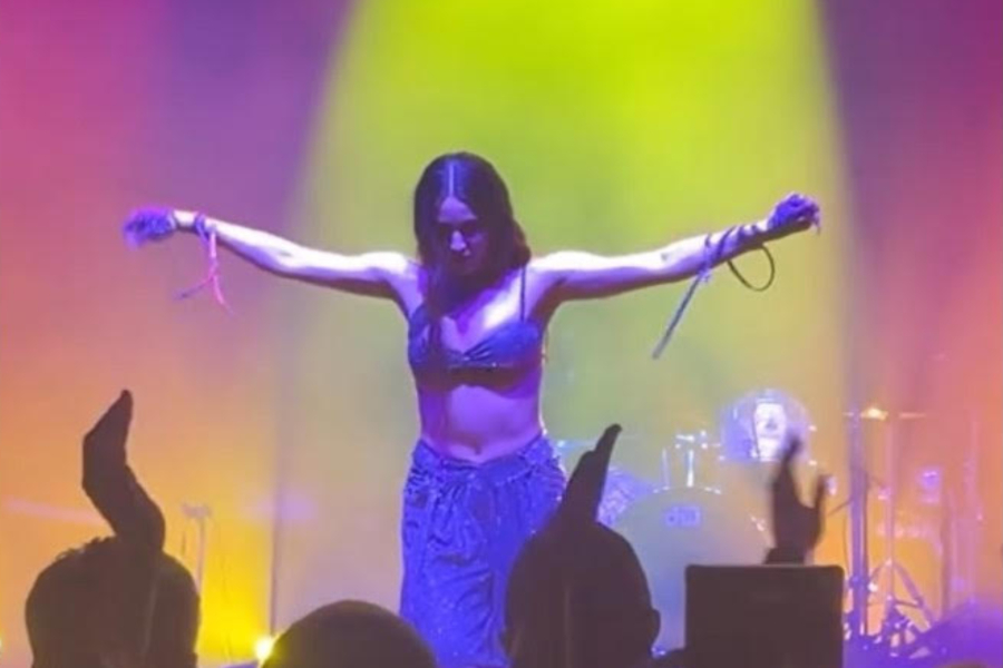 H Evangelia χορεύει το «Ζεϊμπέκικο της Ευδοκίας» στη συναυλία του Baby Lasagna (Βίντεο)