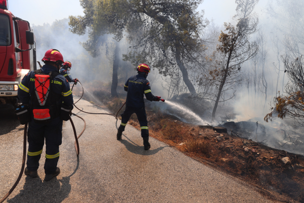 Ένωση Πυροσβεστών: Ζητάμε σεβασμό, όχι προνόμια - «400 ώρες δουλειάς με κάτω από 1.000 ευρώ καθαρά»