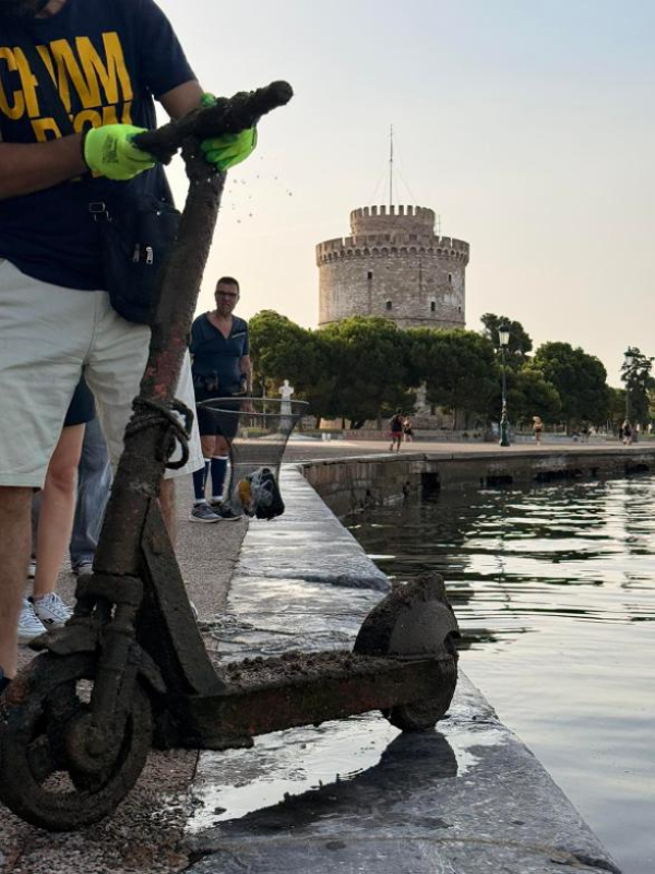 Θεσσαλονίκη: Εθελοντές ανέσυραν από τον Θερμαϊκό 336 κιλά απορριμμάτων και δύο πατίνια (Εικόνες)