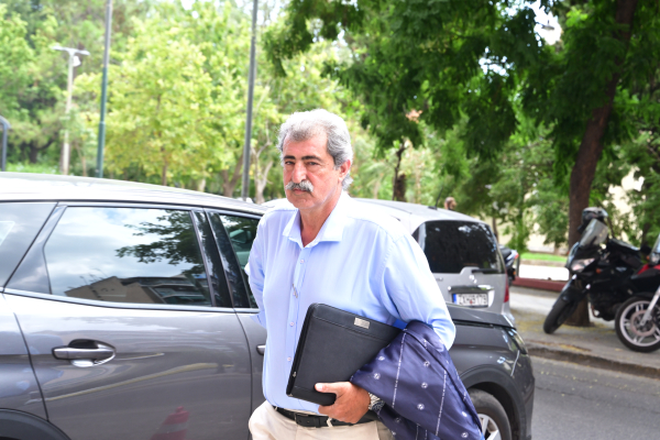 Ούτε μία φωτό του Πολάκη η «Αυγή»
