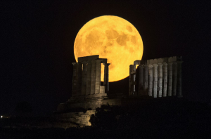 Το αυγουστιάτικο φεγγάρι θα μας μαγέψει ξανά - Την Τετάρτη η μεγαλύτερη υπερπανσέληνος του έτους