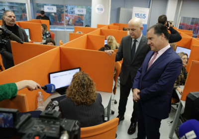 Ξεκινούν τα τηλέφωνα από το 1555 για την απόδοση συντάξεων, «πρώτη φορά που το κράτος πάει στον πολίτη»