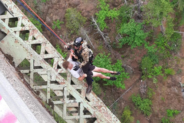 Πεζοπόρος έπεσε από ύψος 120 μέτρων και γλίτωσε με ελαφρά τραύματα