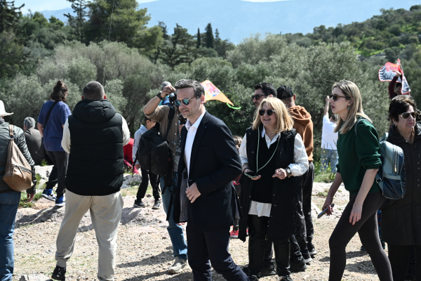 Καθαρά Δευτέρα: Στον κατάμεστο Λόφο του Φιλοπάππου ο Χάρης Δούκας